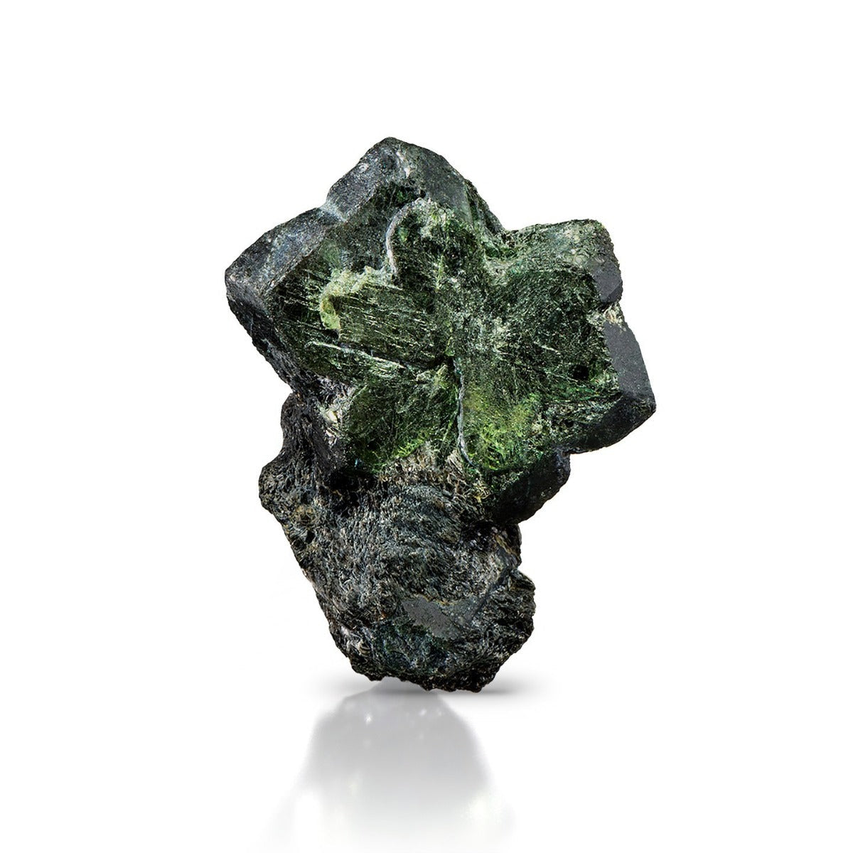 Alexandrite gemstone showing its green to red colour change